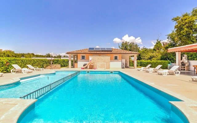 Beautiful Mobile Home in Banjole With Swimming Pool