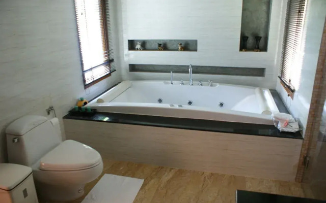 Sirinthara luxury villa