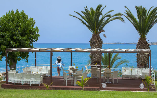 Queen's Bay Hotel