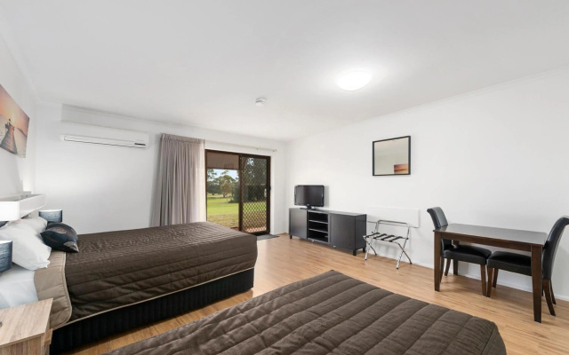 Comfort Inn & Suites Riverland – Guest Rooms – Barmera