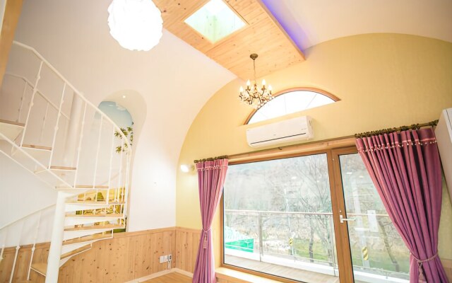 Geumsan Forest White Castle Pension