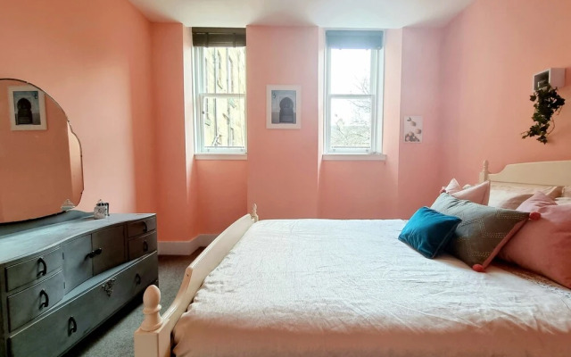 Vibrant Spacious Apartment In West End