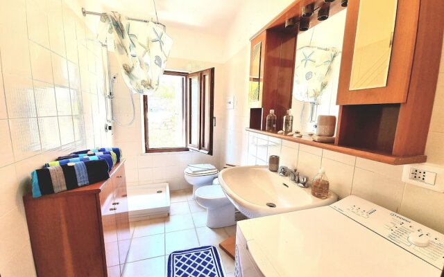 Stylish Home With Views, 4 min Walk to the Beach!!