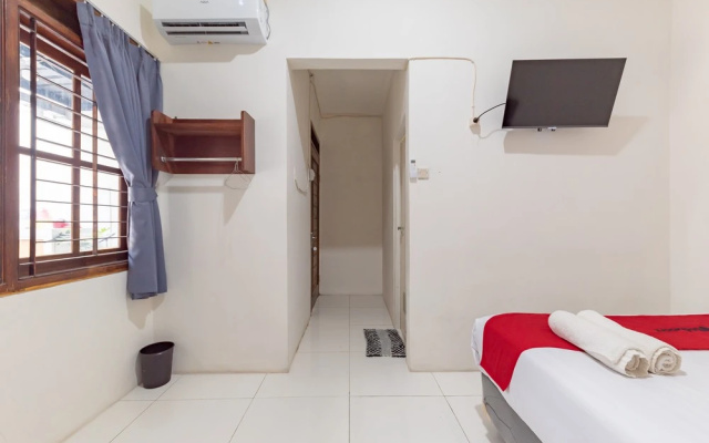 RedDoorz at Anjasmoro Guest House near Bandara Ahmad Yani Semarang – Guest Rooms – Semarang