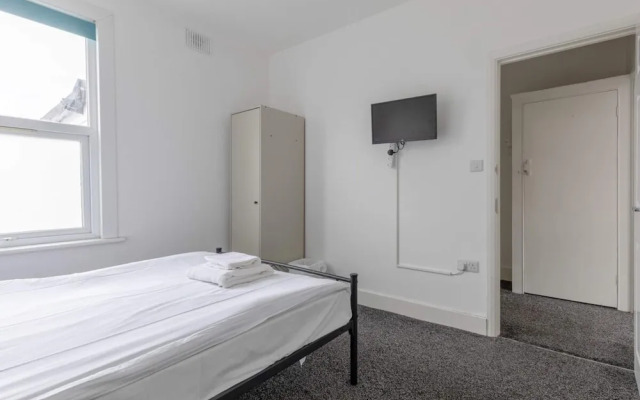 Spacious & Newly Renovated 4BD House East Ham!