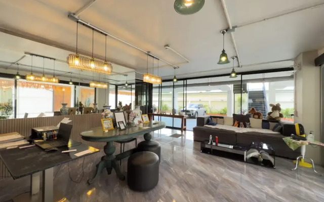 Breezewood Bangkok Hotel