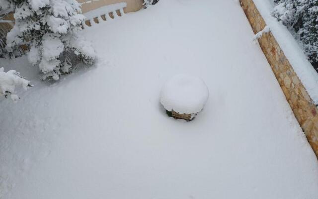 Apartment with a garden, BBQ, swimming pool and jacuzzi