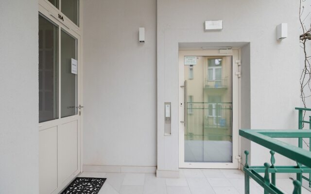 Air Conditioning & Balcony by Renters