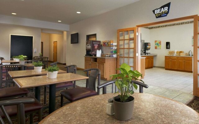 Travelodge & Suites by Wyndham Fargo/Moorhead