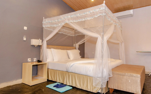 La Villa Cafe & Suites