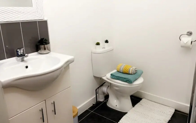 Inviting 2-bed Apartment in Wakefield Charming