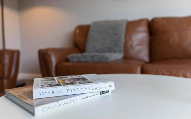 Stunning 1 Bed Merchant City Apartment with Parking