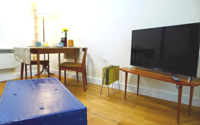 “Dragons Den” Centrally located Modern Apartment