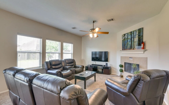 Pet-friendly Pearland Home ~ 21 Mi to Houston!