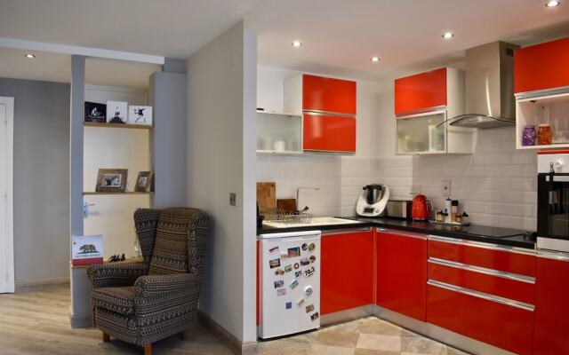 Artistic 1 Bedroom Apartment With Balcony Ifsc