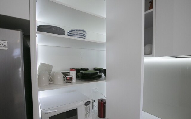 QV Spacious Bright Apartment with Balconies and Parking - 932