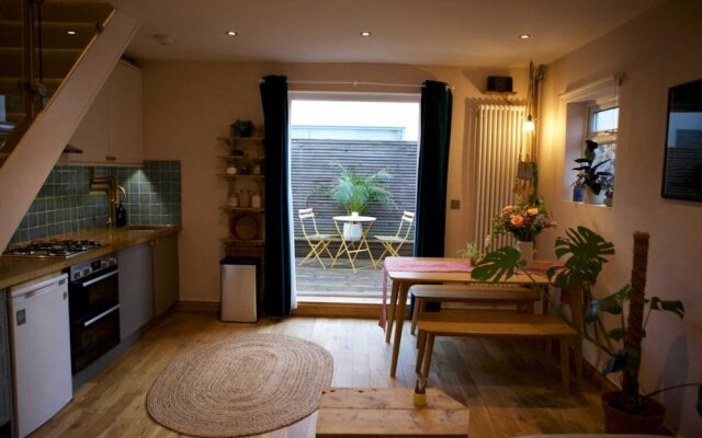 Inviting & Secluded 1BD House w/ Patio - Peckham!