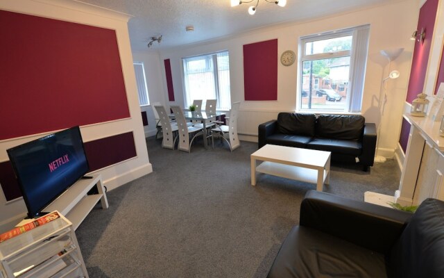 Centrally-located Apartment in Coventry With Netflix