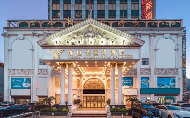 Vienna International Hotel (Shenzhen North Railway Station Wanzhong City) — 3-star hotel in Shenzhen
