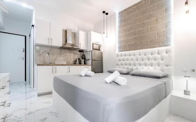 Lux studio 11 with yard in the heart of Athens