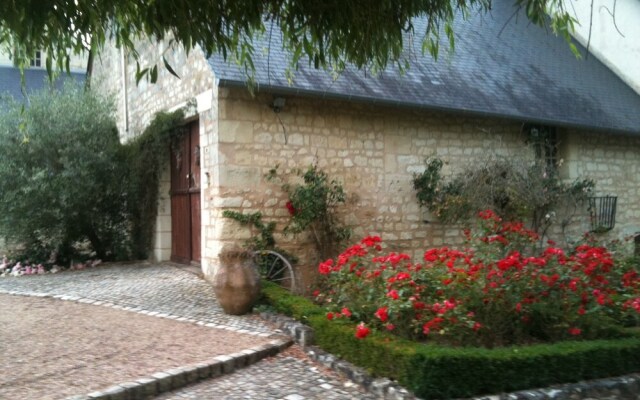 Former Customs House with Large Garden And Private Pool. 4 Km From Chinon