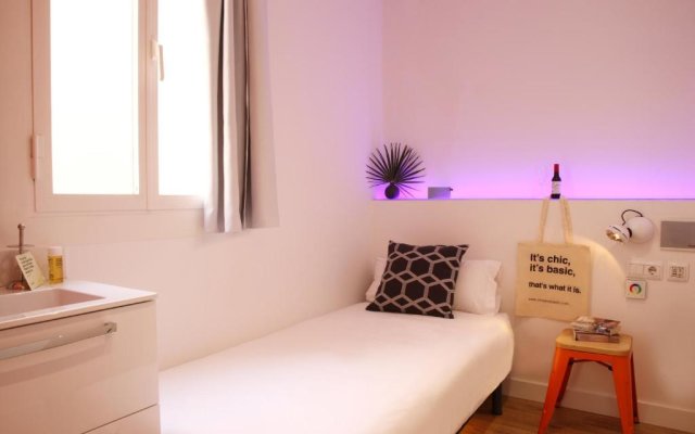 Chic & Basic Tallers Hostal