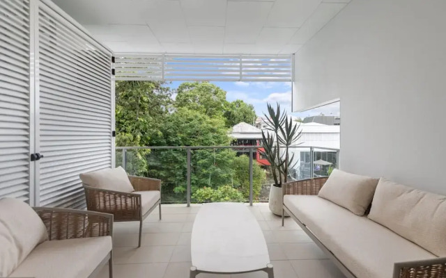 2-bed Getaway With Shared Pool & BBQ Access