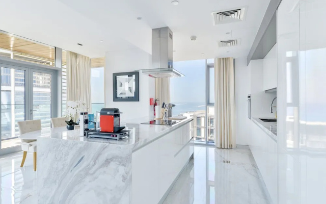 Luxury 2BR plus maids room in Bluewaters