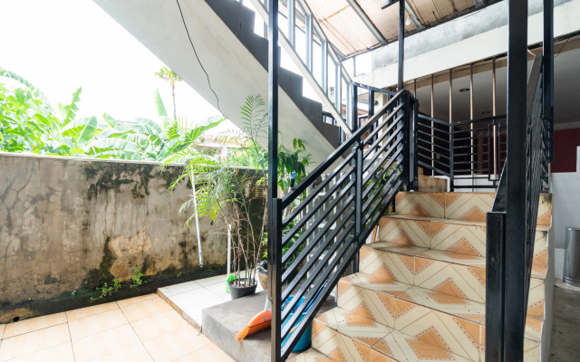 RedDoorz Syariah near Plaza Andalas Padang 2