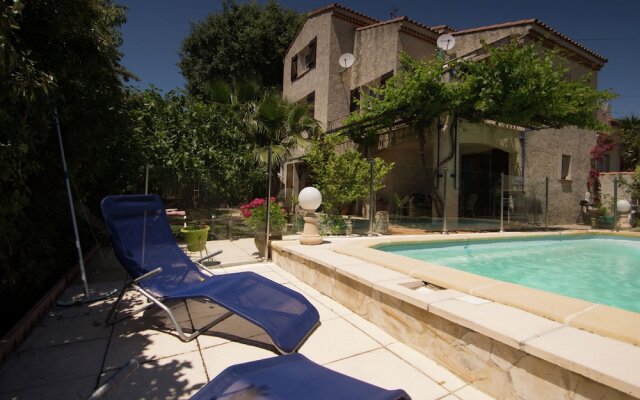 Apartment In A Villa With Shared Pool In La Ciotat, 5 Min From The Beach