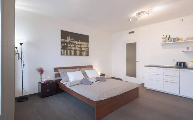 Bright studio, 10min to the Centre, free Netflix