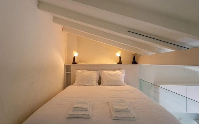 Mezzanine Stylish Apartment P by Vacationy