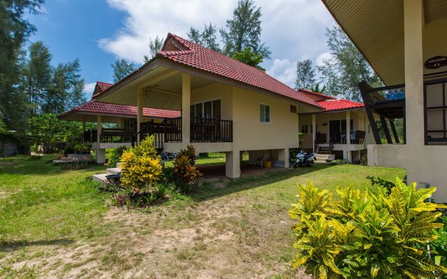 Pranee Beach Bungalows