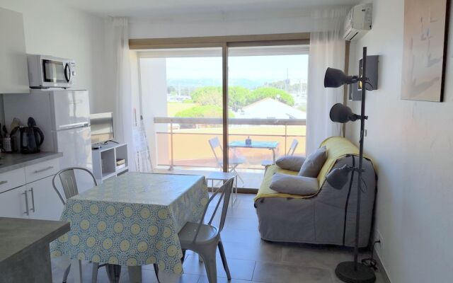 2P Vieil Antibes balcon sur la Marina