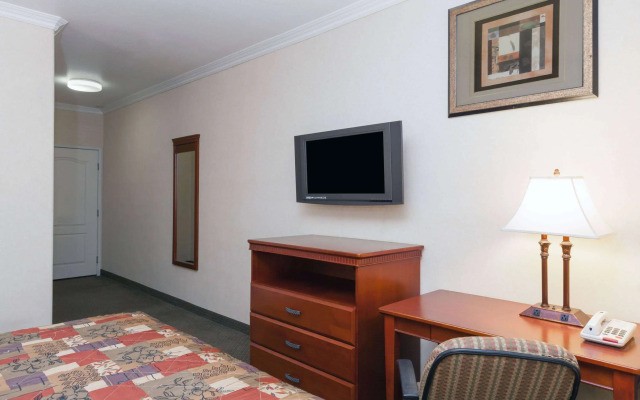 Howard Johnson by Wyndham Bakersfield
