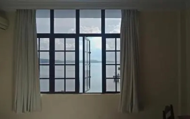 The Upper Deck Hotel