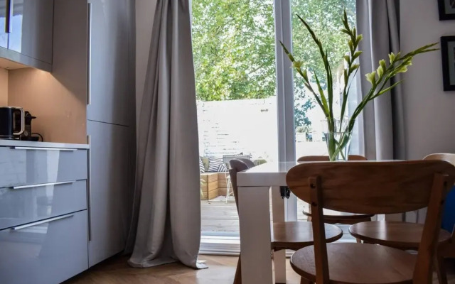Stylish 3 Bedroom Home With Roof Terrace