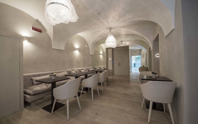 Terrace Pantheon Relais