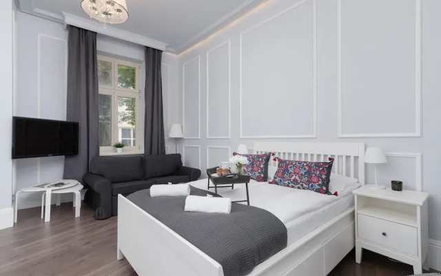 Czapskich Apartment by Renters
