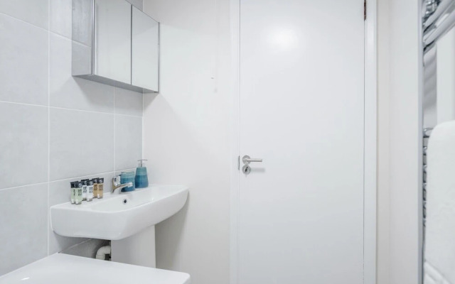 Stunning 2 Bedroom Duplex Apt in Center of Camden