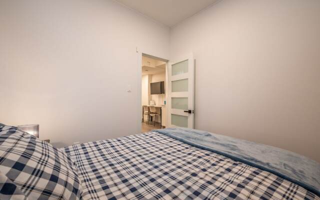 Spacious Newly Renovated 1 Bedroom Suite