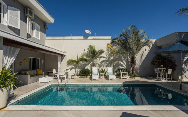 Casa com piscina e churrasqueira perto da praia