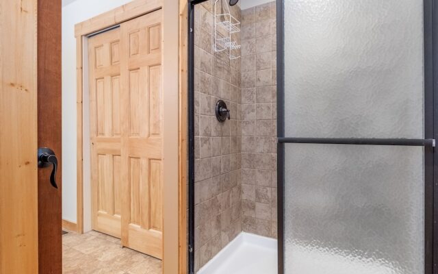 Getaway Moose 3 Bedroom Home by NW Comfy Cabins by RedAwning