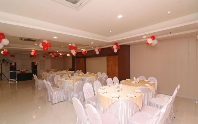 OYO 13616 Hotel Gala Galaxy