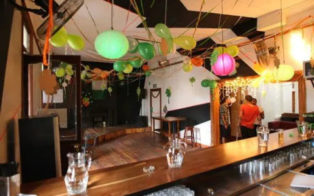 Carnival Court Backpackers - Hostel