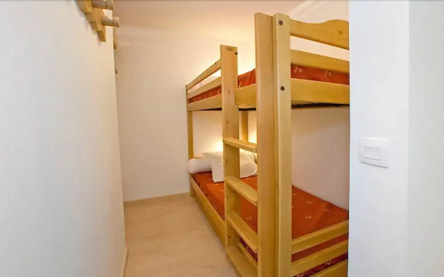 3 Rooms 6 People 3 Exposed South