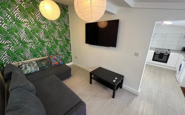 Tropical Apartment, 10 min from Blackpool tower, outside space, sleeps 12