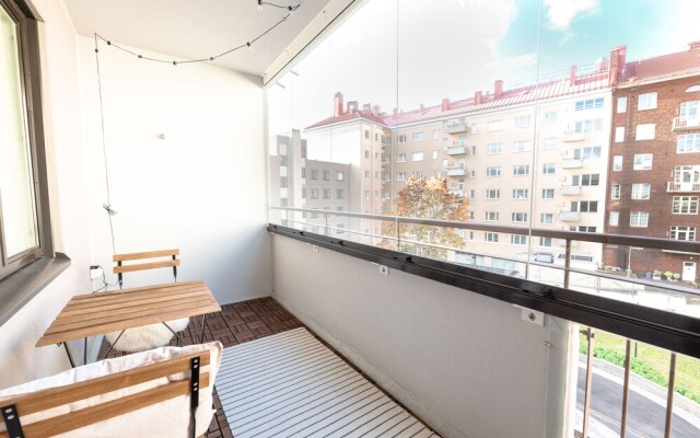 2ndhomes Modern & Cozy 2BR Apt w Balcony