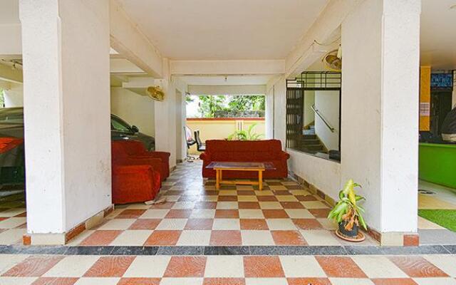 Fab Hotel Golden Leaf