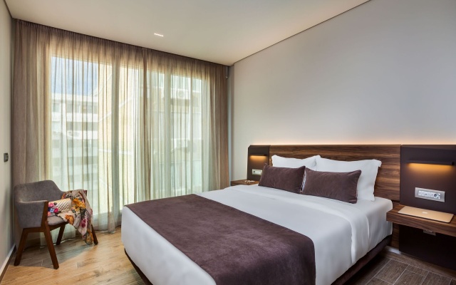 Deluxe Double room with city view (full double bed) (king size bed)